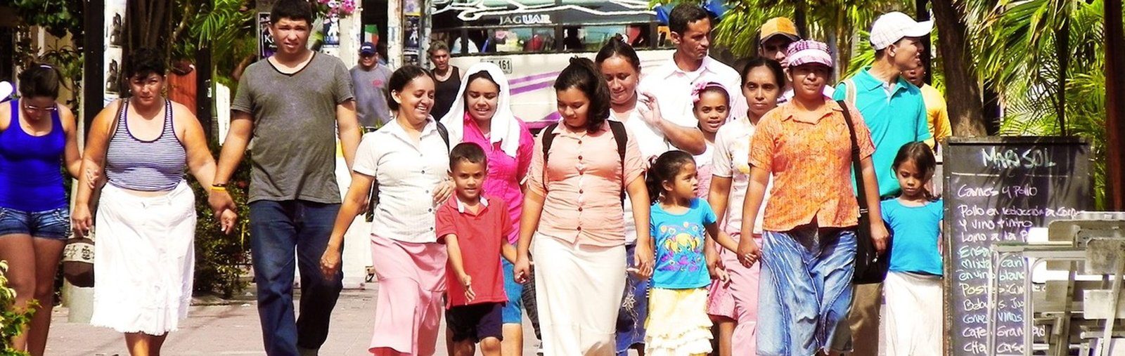 Hispanic/Latino family. Source: quinntheislander | Needpix