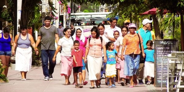 Hispanic/Latino family. Source: quinntheislander | Needpix