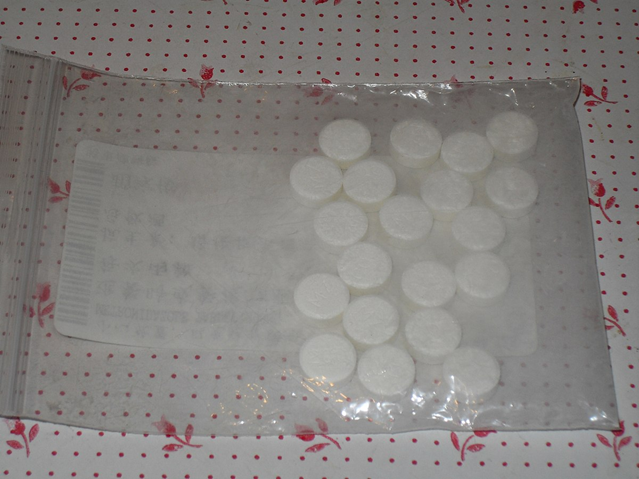 Metronidazole pills. Photo by Tomchiukc via Wikimedia Commons.